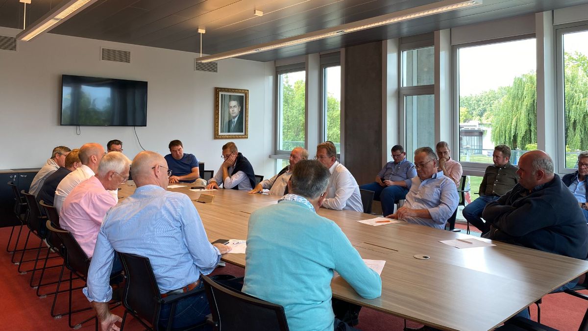 (+) Deinzenotering klimt 1 cent hoger na bewogen discussie