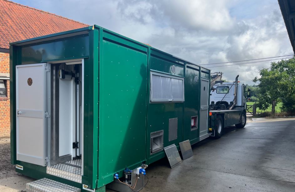 Eerste mobiele slachterij voor kippen geopend