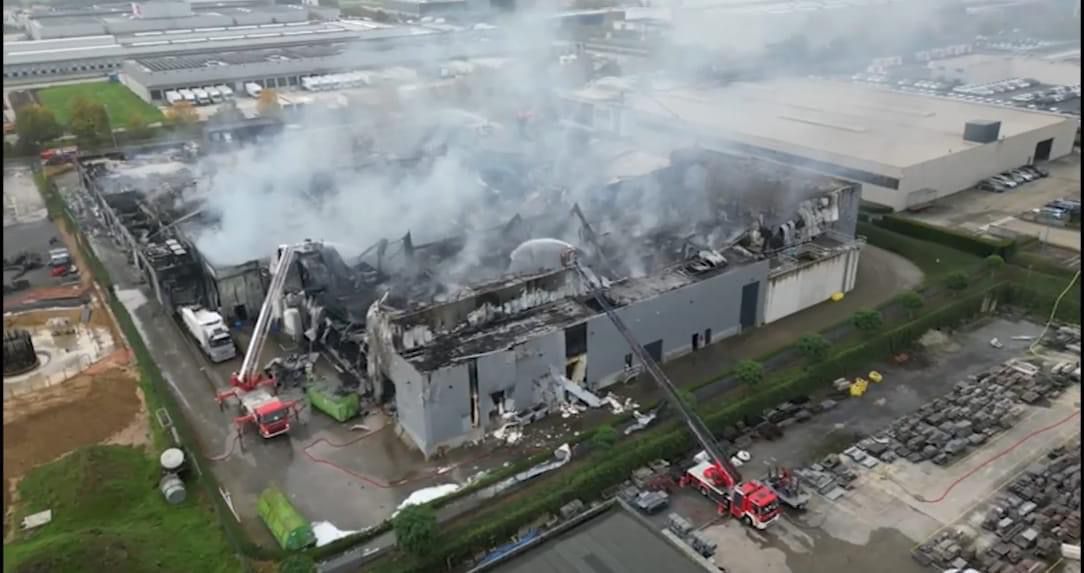 Verwoestende brand legt eierbedrijf van 9.000 m² plat in Tongeren-Oost