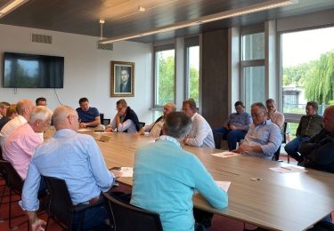 (+) Deinzenotering klimt 1 cent hoger na bewogen discussie