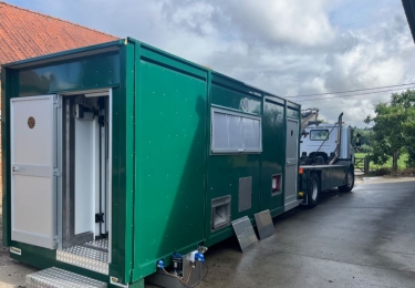 Eerste mobiele slachterij voor kippen geopend
