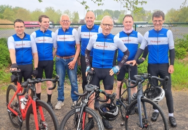 Team Landsbond Pluimvee fietst 1.000 km voor kankeronderzoek ondanks gure weersomstandigheden