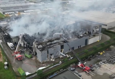 Verwoestende brand legt eierbedrijf van 9.000 m² plat in Tongeren-Oost