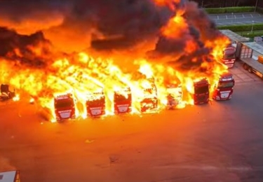 Vrachtwagenbrand bij Plukon in Blokker mogelijks aangestoken